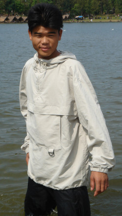 ventile anorak in lake